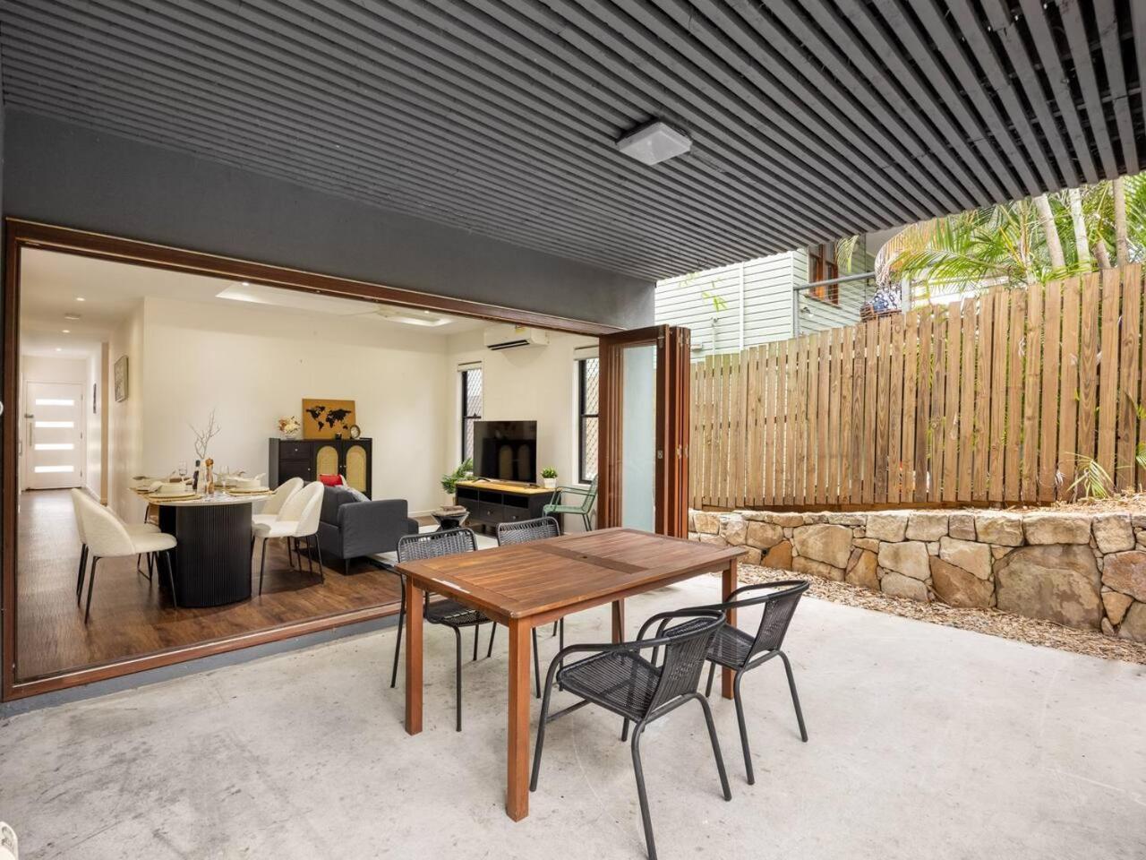 Cozy Valuable 3b2b2c Next To Bus Stadium Cbd Holiday home